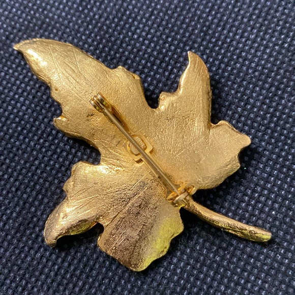 Vintage Gold Tone Maple Leaf Brooch - Picture 2 of 3